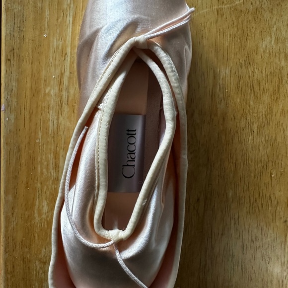 NEW Chacott Veronese II Ballet Toe Shoes ( Pointe Shoes) with ribbon - Picture 2 of 7
